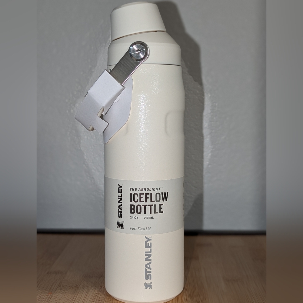 New Stanley IceFlow 24 Oz Fast Flow Anti spill Water Bottle Cup Cream Glimmer